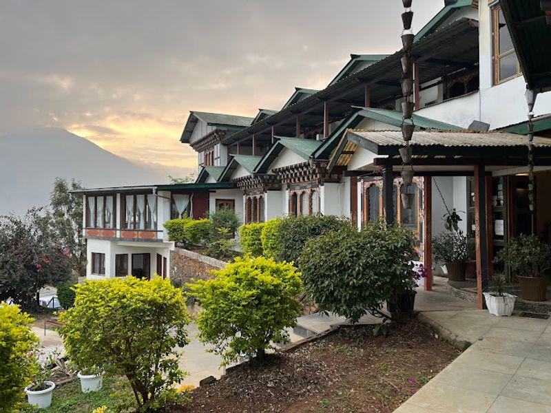 Wycieczka Bhutan Wara Hotel 1 - Nepal i Bhutan - Hinduizm i buddyzm wśród himalajskich krajobrazów - Hotel na wyjeździe z Shangrila Travel