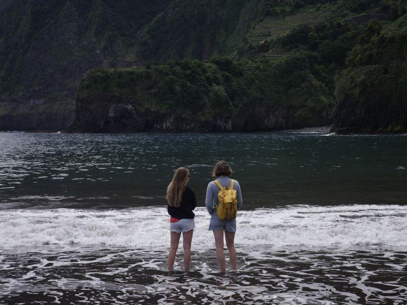 Wycieczka Madera Dziewczyny Czarna Plaza - Azory i Madera - Portugalskie wyspy na środku Oceanu Atlantyckiego | Shangrila Travel