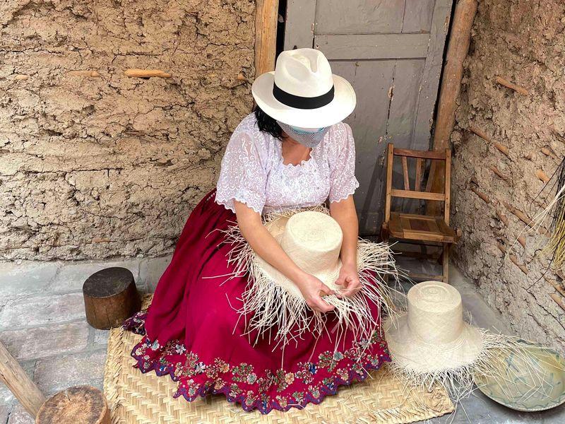 Wycieczka Ekwador Kobieta Plecie Kapelusz - Ekwador z Galapagos - Amazonia, żółwie, wulkan Cotopaxi i stare miasto w Quito | Shangrila Travel