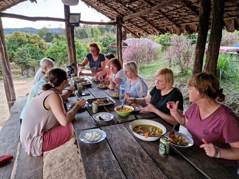 Wycieczka Tajlandia  Lunch - Tajlandia - Tętniący życiem Bangkok, świątynie w Chiang Mai i rajskie wyspy | Shangrila Travel