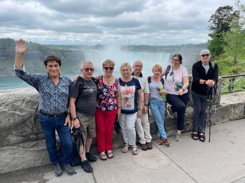 Wycieczka Kanada Ludzie Nad Wodospadem - Kanada - Festiwal Rodeo, Niagara, kultowe miasta i parki narodowe | Shangrila Travel