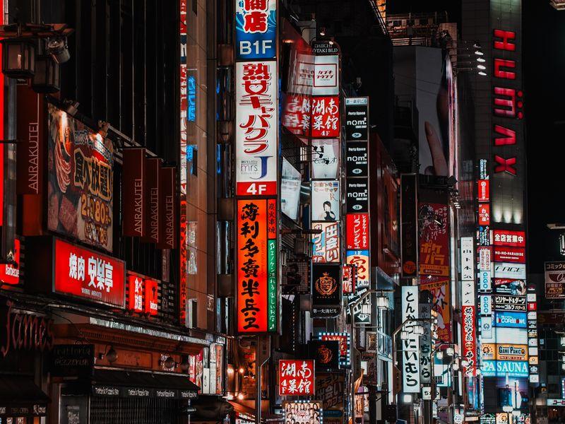 Wycieczka Japonia Tokio Shinjuku Noc - Japonia z Okinawą - Nowoczesność i tradycja - Tokio, Kioto, Fuji i Hiroshima | Shangrila Travel