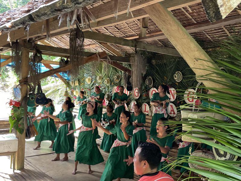 Wycieczka Filipiny Rejs Tradycyjny Taniec - Filipiny - Rajskie plaże, bezludne wyspy, wyraki i historia Magellana | Shangrila Travel