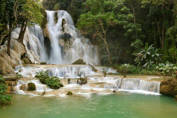 Podziwiaj niesamowite wodospady Kuang Si