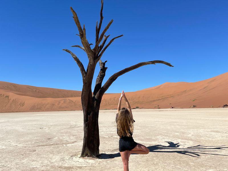 Wycieczka Namibia Dziewczyna Deadvlei - Namibia - Pustynia Namib, rdzenne plemiona i dzikie zwierzęta | Shangrila Travel