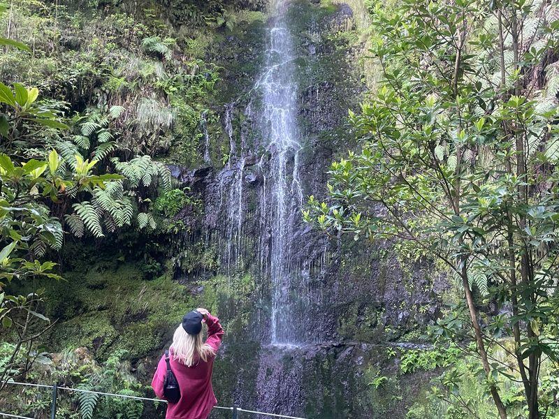 Wycieczka Madera Dziewczyna Wodospad - Azory i Madera - Portugalskie wyspy na środku Oceanu Atlantyckiego | Shangrila Travel