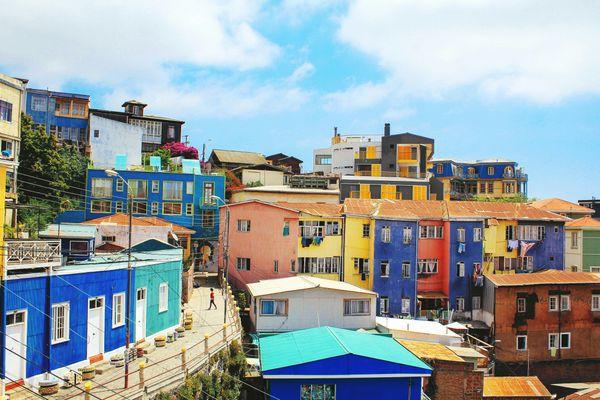 Oglądaj kolorowe domki oraz murale w Valparaiso 