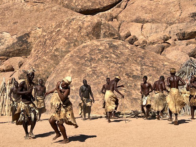 Wycieczka Namibia Taniec Damara - Namibia - Pustynia Namib, rdzenne plemiona i dzikie zwierzęta | Shangrila Travel