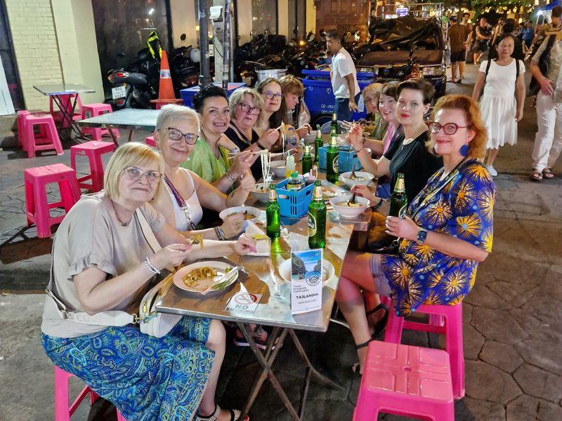 Wycieczka Tajlandia Wspólny Posiłek - Tajlandia - Tętniący życiem Bangkok, świątynie w Chiang Mai i rajskie wyspy | Shangrila Travel