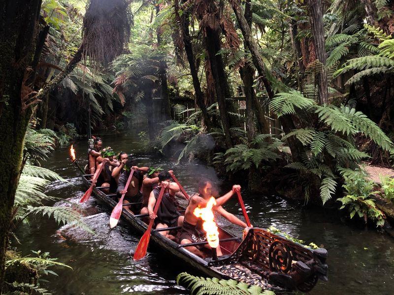 Wycieczka Nowa Zelandia Tradycyjna Lodz - Nowa Zelandia - Kultura Maorysów i spektakularna przyroda w krainie Władcy Pierścieni | Shangrila Travel