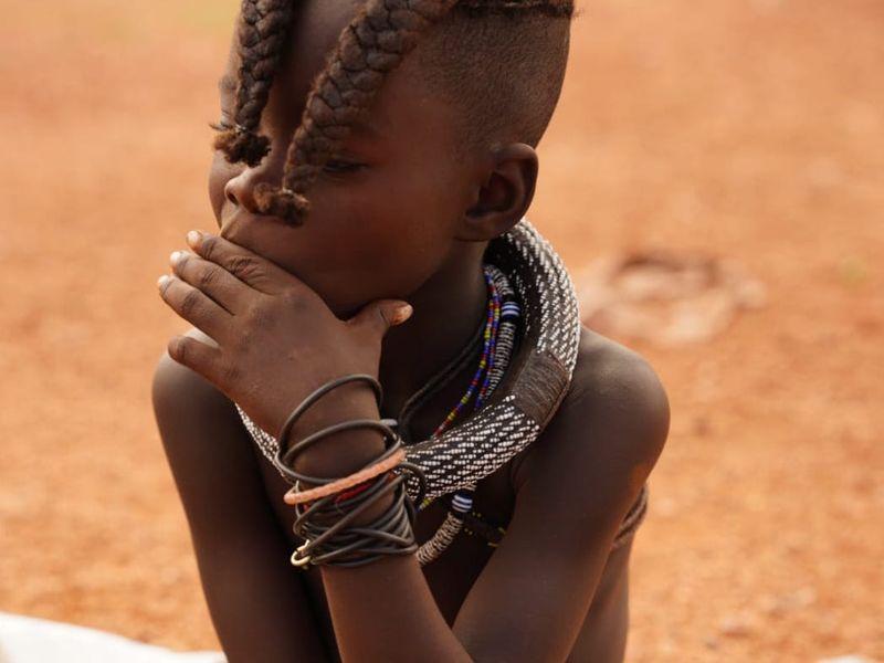 Wycieczka Namibia Dziewczynka Himba - Namibia - Pustynia Namib, rdzenne plemiona i dzikie zwierzęta | Shangrila Travel