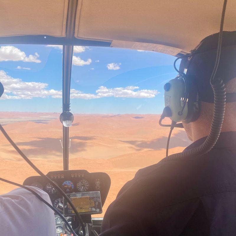 Lot helikopterem nad pustynią Namib