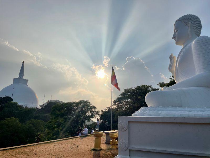 Wycieczka Sri Lanka Mihintale Buddha - Sri Lanka - Buddyjskie świątynie, cejlońska herbata i słonie | Shangrila Travel